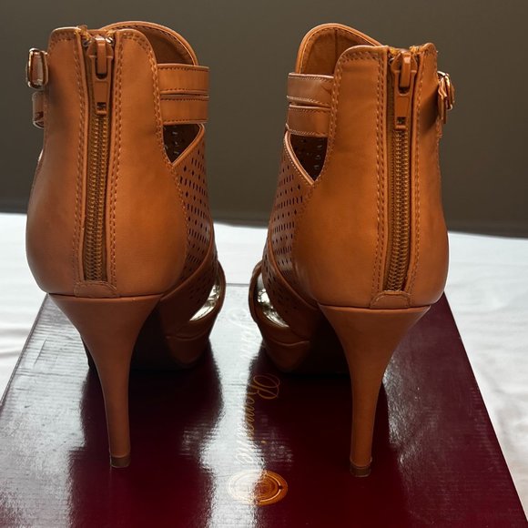 Women's Faux Leather Heeled Ankle Booties in Tan - US 8.5 - Picture 7 of 9
